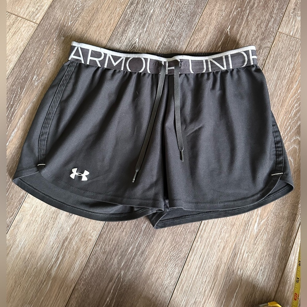 🩲 Under Armour heat gear loose fit shorts excellent condition.